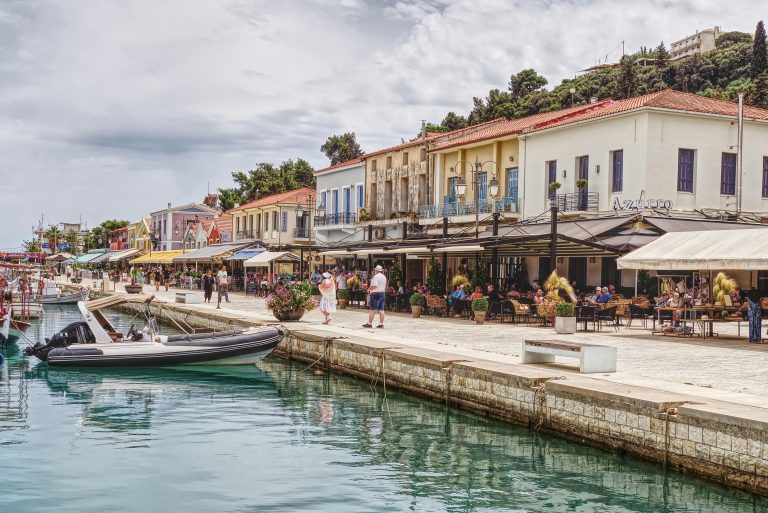 Στο νησί του -άτος: τα επώνυμα που μιλούν κεφαλονίτικα